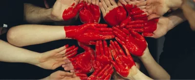mains rouges